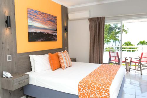 Säng eller sängar i ett rum på Turtle Cove Beach Resort - Adults Only LGBTQIA & Allies