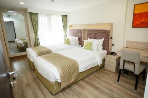 Una cama o camas en una habitación de Hotel Crowne Imperial