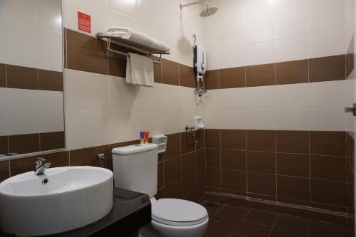 Een badkamer bij Adya Hotel Chenang