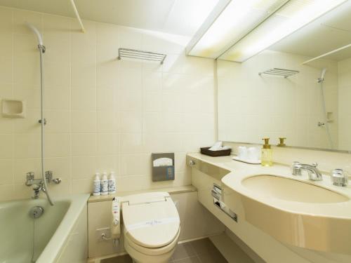 豐岡的住宿－藍岭酒店，浴室配有卫生间、盥洗盆和浴缸。