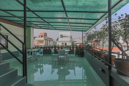 d'une terrasse sur le toit avec des tables et des chaises. dans l'établissement Fuji Hotel, à Katmandou