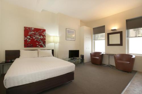 Un pat sau paturi într-o cameră la Plum Serviced Apartments North Melbourne