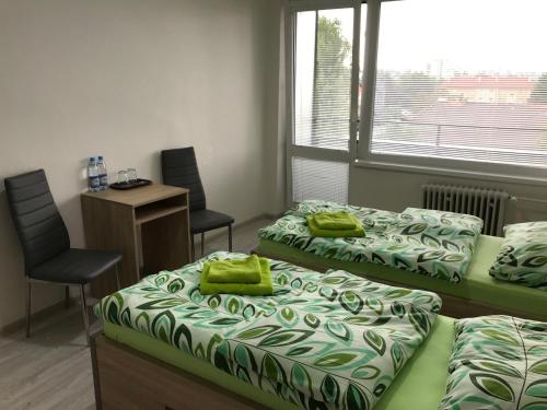 Posteľ alebo postele v izbe v ubytovaní Rooms & Apartments Novohrad