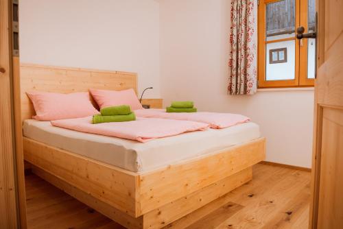 מיטה או מיטות בחדר ב-Ferienwohnung Glaserhäusl am Roßgarten