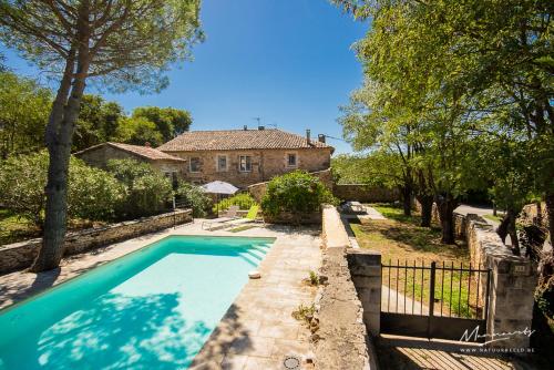 une piscine devant une maison dans l'établissement Flaugies, à Flaux