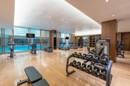 Grand Metro Park Hotel Nanningにあるフィットネスセンターまたはフィットネス設備
