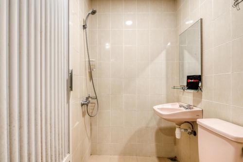 ein Badezimmer mit Dusche und Waschbecken in der Unterkunft RedDoorz near UNTAG Surabaya in Surabaya