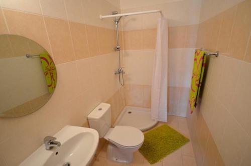 ein Badezimmer mit einem WC, einem Waschbecken und einem Spiegel in der Unterkunft Vanessa H103 Studio in Peyia in Peyia