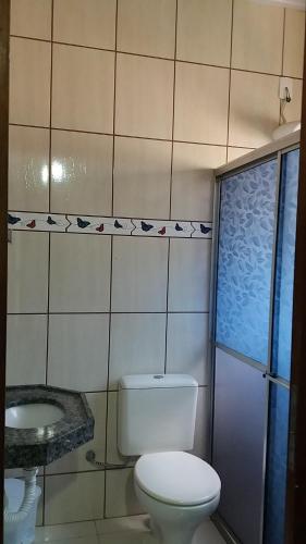 a bathroom with a toilet and a sink at Casa Temporada Daniel- Olímpia SP in Olímpia