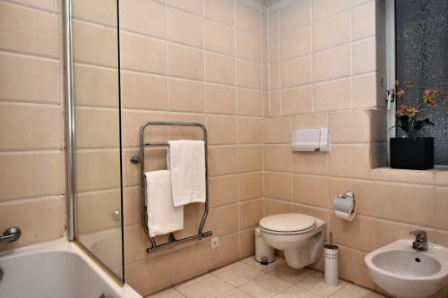 a bathroom with a toilet and a tub and a sink at City Living Suite Tk 3 Rm 3 in St Julian's