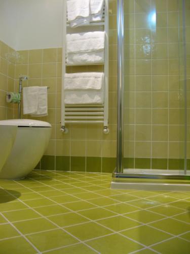 a bathroom with a tub and a shower with towels at Bosco Romagno in Cividale del Friuli