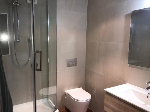 uma casa de banho com um chuveiro, um WC e um lavatório. em The Boat House em Auckland