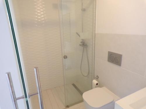 uma casa de banho com um chuveiro e um WC. em 3 Bedroom Luxury Apartment Villamartin em Orihuela