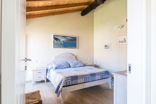 een slaapkamer met een bed in een kamer bij I Delfini in Levanto