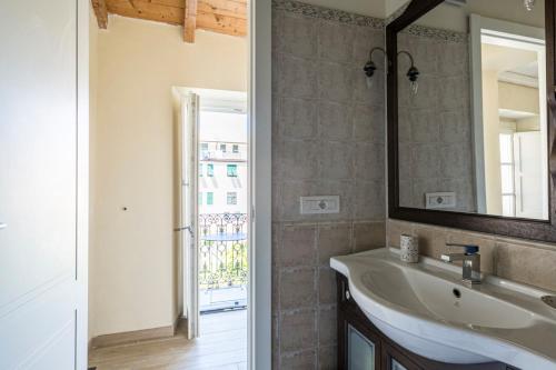 een badkamer met een wastafel en een spiegel bij I Delfini in Levanto