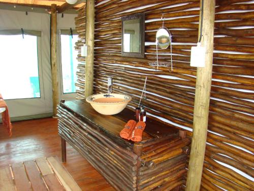 Muweti Bush Lodge tesisinde bir banyo