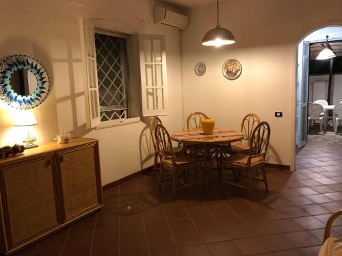 una cucina con tavolo e sedie in una stanza di Villetta Baia Verde di Gallipoli a Gallipoli