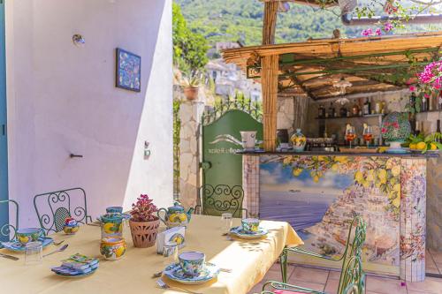 - une table avec des bols et des assiettes dans une pièce dans l'établissement Montagnella Relax, à Maiori
