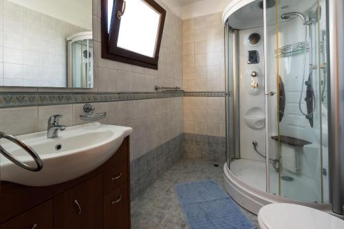 Phòng tắm tại Villa Tsikkos Tria