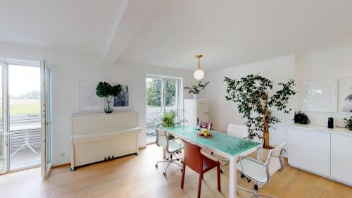 a kitchen with a table and chairs in a room at Lieblingsplatz Neusiedl Appartement - Entspann dich in Neusiedl am See