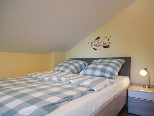 Postel nebo postele na pokoji v ubytování Ferienwohnung Kirschblüte