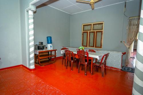 uma sala de jantar com mesa e cadeiras em Jaffna Premier Inn em Jaffna