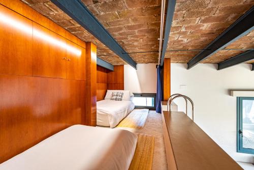バルセロナにあるLuxury Penthouses 2のウッドパネルのドミトリールーム ベッド2台