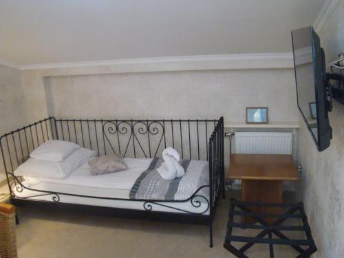 a bed with two stuffed animals on it next to a table at Ricardpol Noclegi in Tarnów