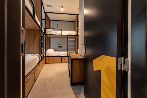 מיטה או מיטות קומותיים בחדר ב-Petit Hostel La Latina