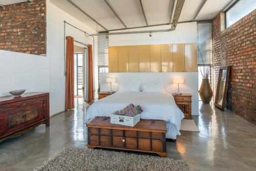 A bed or beds in a room at Sunset-Loft