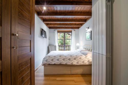 a small bedroom with a bed and a window at ARTIGA de Alma de Nieve in Baqueira-Beret