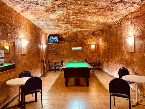 Biliár nebo kulečník v ubytování Desert Cave Hotel