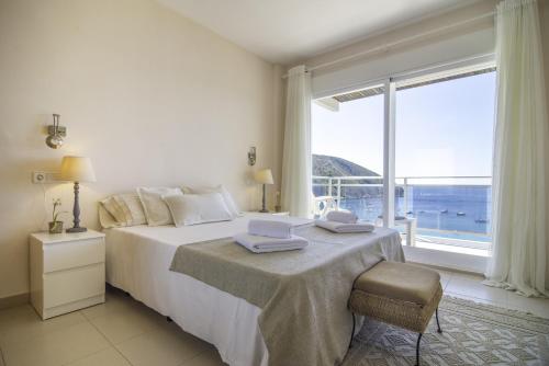 a bedroom with a bed with a view of the ocean at Villas Guzman - Apartamento Bellissimo in Moraira