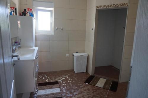 La salle de bains est pourvue d'une douche et d'un lavabo. dans l'établissement Villa ‘Stone Chair’ in Sarajevo, Vogosca, à Vogošća