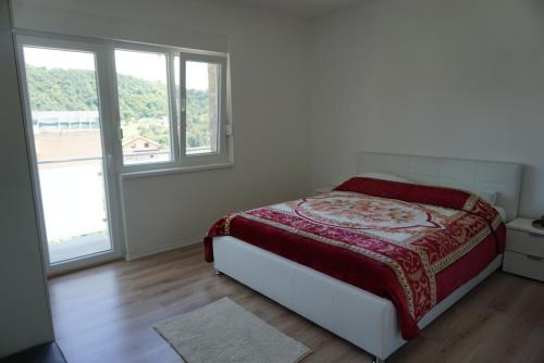 - une chambre blanche avec un lit et 2 fenêtres dans l'établissement Villa ‘Stone Chair’ in Sarajevo, Vogosca, à Vogošća