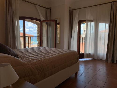 a bedroom with a bed with a view of a balcony at Casa Tresinus in Santa Maria di Castellabate