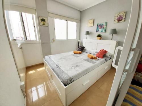 ラスパルマス・デ・グランカナリアにあるCasa del Sol 1のベッドルーム1室(テディベア2匹のベッド1台付)