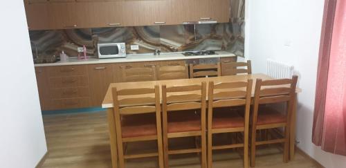 kuchnia ze stołem, krzesłami i kuchenką w obiekcie Bujtinat e lugines Valbone w mieście Valbonë