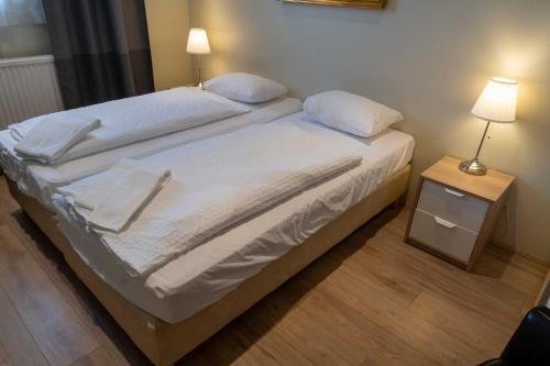 Ein Bett oder Betten in einem Zimmer der Unterkunft T10 Hotel Iceland