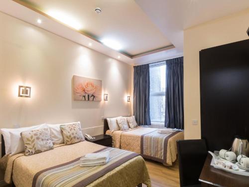 Postel nebo postele na pokoji v ubytování Notting Hill Gate Hotel
