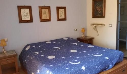 Łóżko lub łóżka w pokoju w obiekcie La Signora delle Camelie