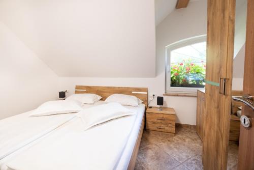 Postel nebo postele na pokoji v ubytování Apartments Grad Kamen