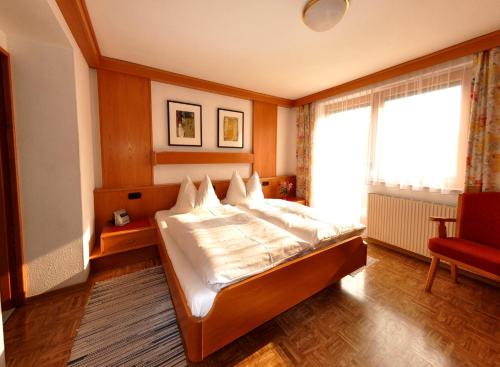 Un pat sau paturi într-o cameră la Pension Stubachblick