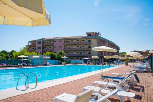 Bazén v ubytování Aparthotel Costa Paradiso nebo v jeho okolí