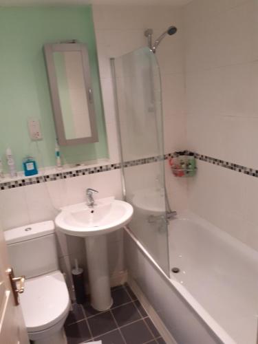Bilik mandi di Double Room in Honiton House