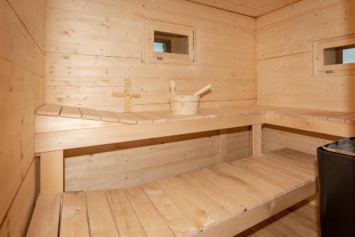 una sauna de madera con un banco. en Vineyard Cottage Skatlar, en Otočec