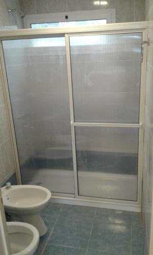 a bathroom with a shower and a toilet at Casa de Montaña Sacha Huasi in Tafí del Valle