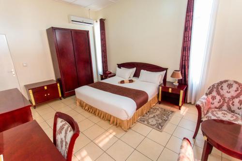 Una cama o camas en una habitación de Quiet Haven Hotel