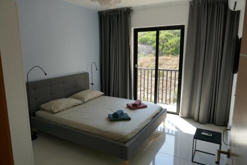 1 dormitorio con 1 cama con 2 chanclas en Calypso Court, en Mellieħa