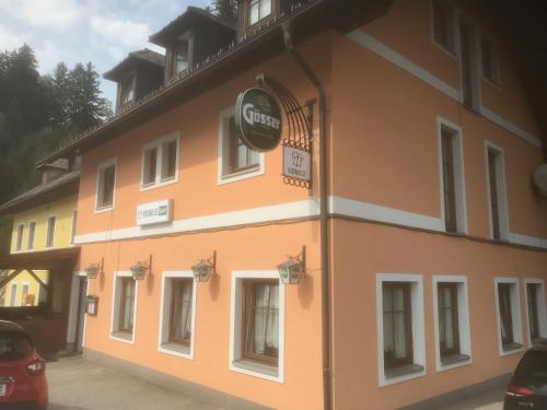 un edificio arancione con un cartello sul lato di vidimo se a Selzthal